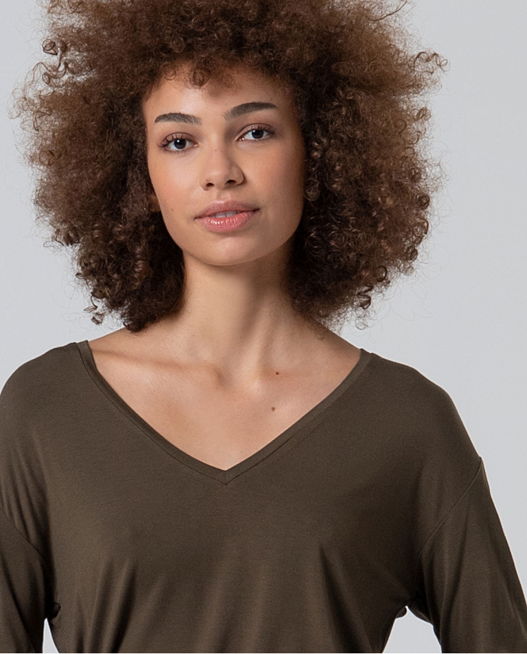 Camiseta Escote V Kaki Oscuro de Surkana - Imagen 2