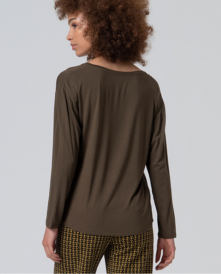 Camiseta Escote V Kaki Oscuro de Surkana - Imagen 3