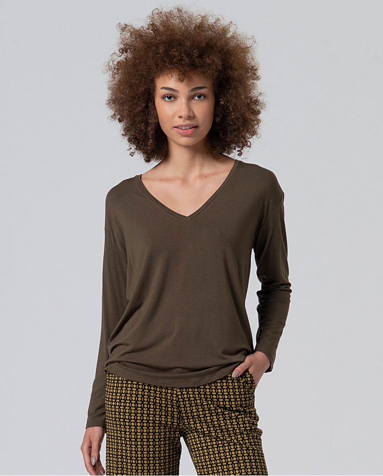 Camiseta Escote V Kaki Oscuro de Surkana