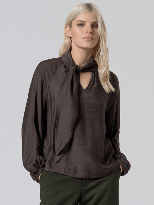 Blusa Fluida con Lazada al Cuello Color Tabaco de Surkana