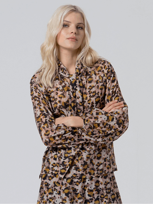 Blusa Fluida con Lazada al Cuello Estampado Animal Print de Surkana
