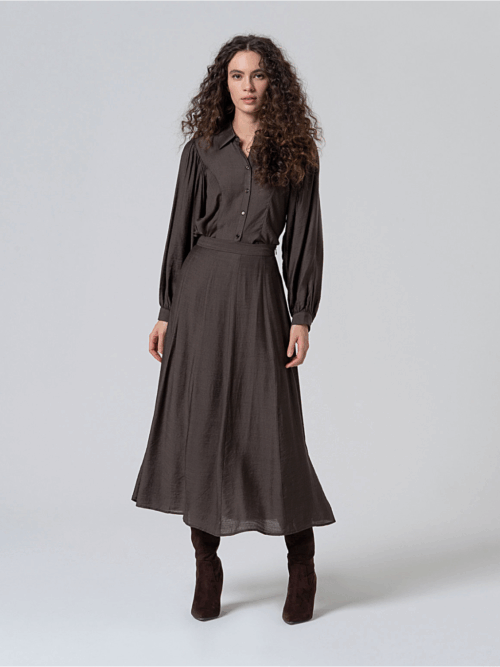 Falda Midi con Vuelo y Tejido Fluido Tabaco de Surkana